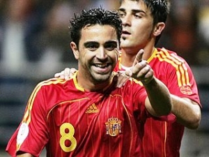 Xavi dostal cenu pro nejlepšího hráče EURO