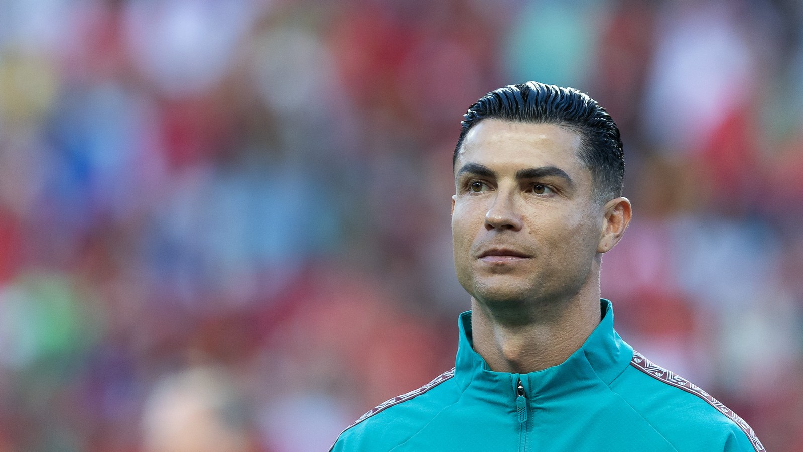 Cristiano Ronaldo v tyrkysové soupravě portugalské reprezentace před zápasem v Leirii