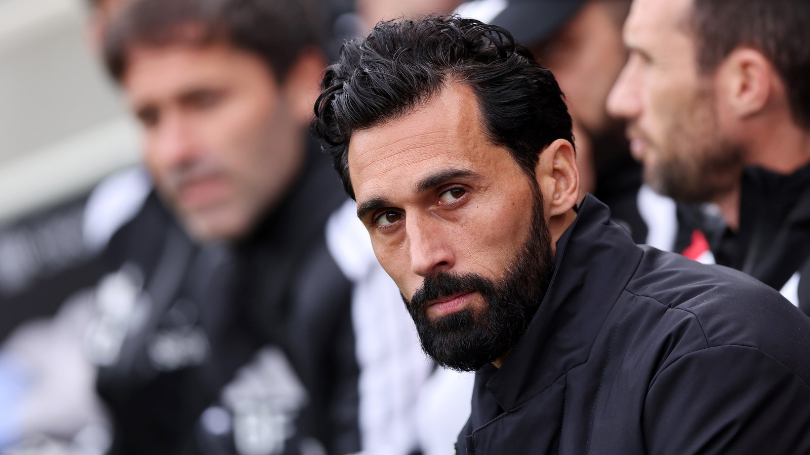 Trenér Fulhamu Álvaro Arbeloa sedí na lavičce na Craven Cottage a soustředěně se dívá do objektivu