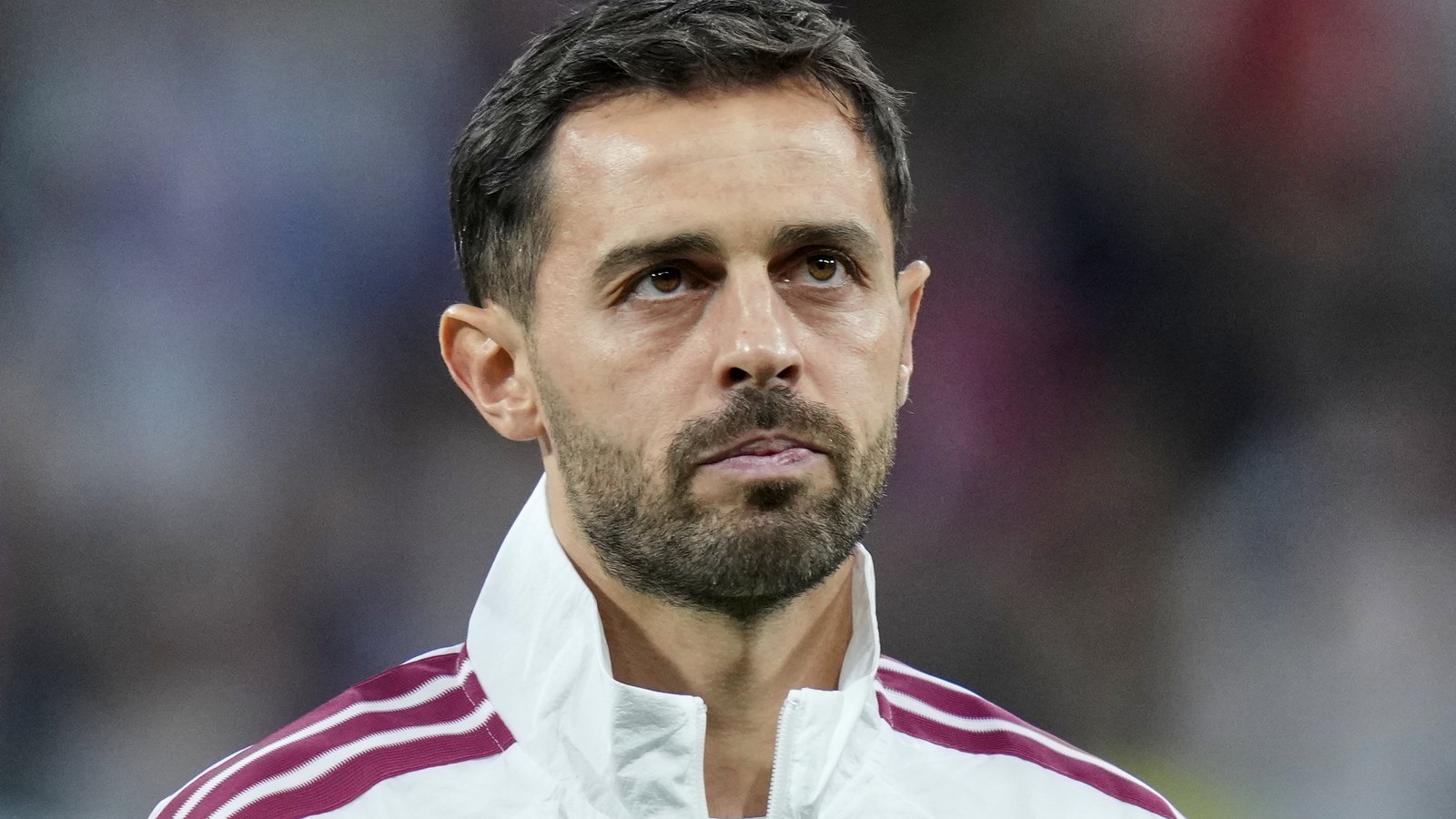 Bernardo Silva v bílé soupravě Realu Madrid při nástupu před zápasem Ligy mistrů s Lipskem na Santiago Bernabéu
