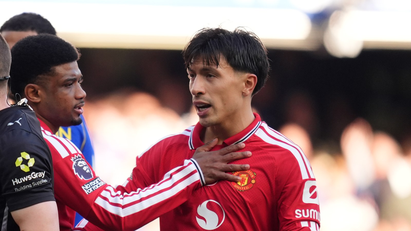 Obránce Manchesteru United Lisandro Martínez, který byl na Stamford Bridge vyloučen po dvou žlutých kartách.
