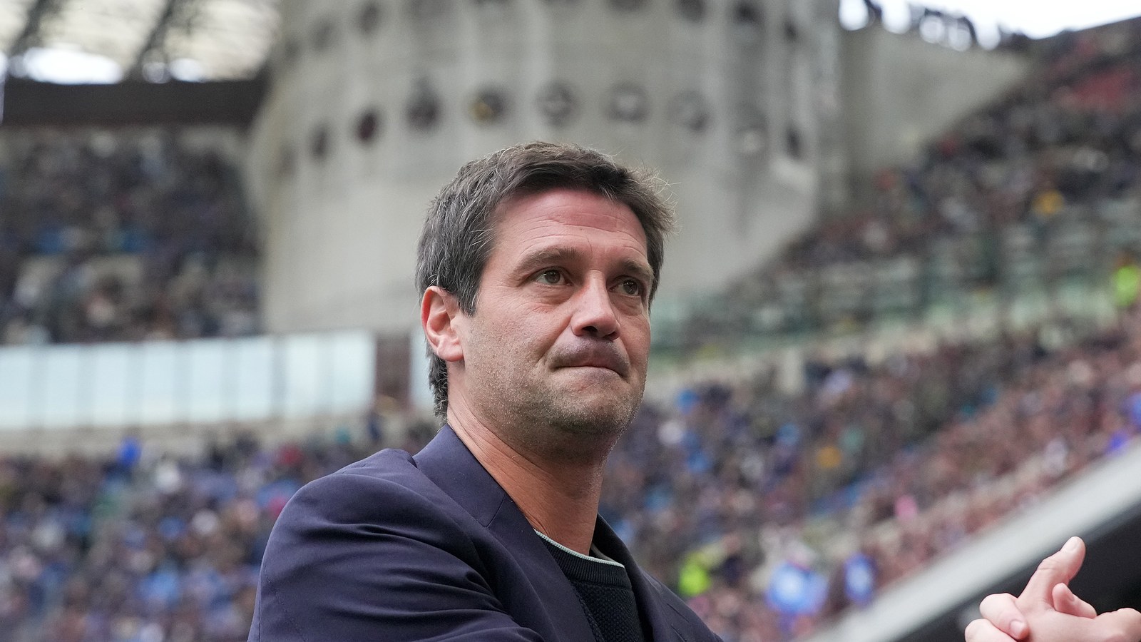 Trenér Interu Milán Cristian Chivu před ligovým zápasem na stadionu San Siro.