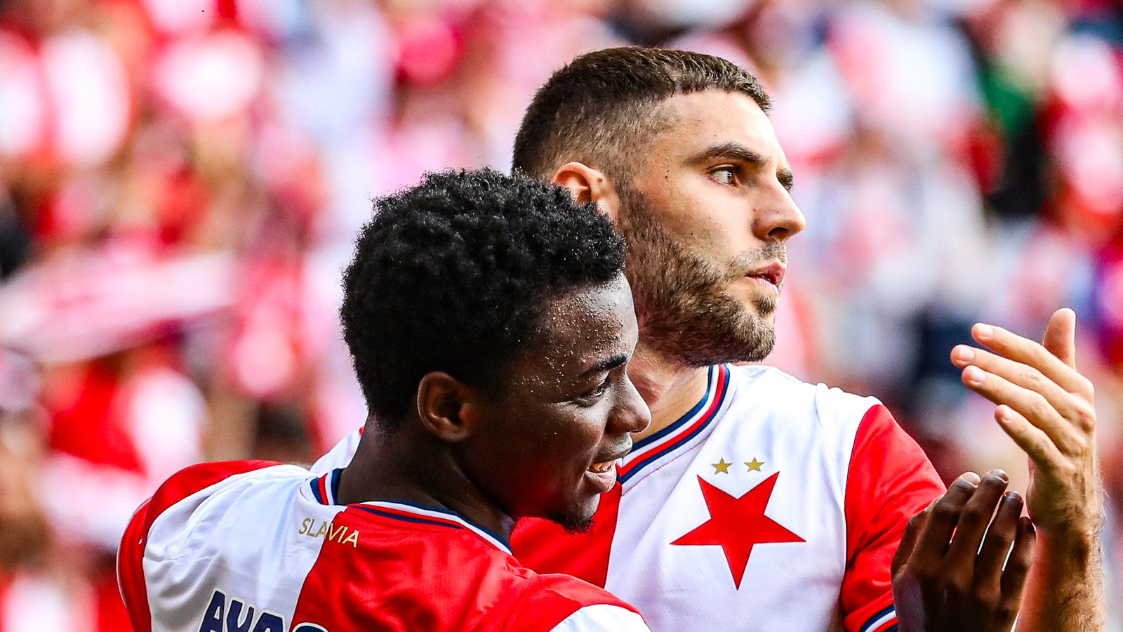 Útočník Slavie Praha Emmanuel Ayaosi, který v Jablonci dal třetí gól, slaví se spoluhráčem branku v zápase Chance Ligy.