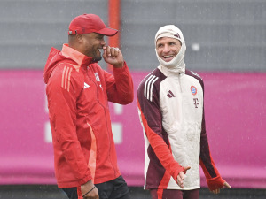 Problémy v šatně Bayernu Mnichov? Vincent Kompany oznamuje základní sestavu přes WhatsApp