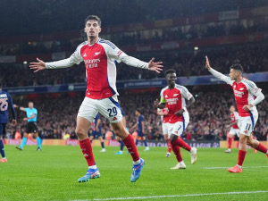 Arsenal doma vyzrál na PSG. Rozhodl nejistý Donnarumma