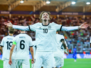 Nick Woltemade přestoupí do Bayernu Mnichov. Stuttgart na hvězdě Eura U21 pěkně vydělá