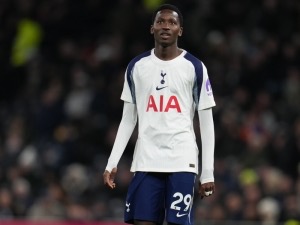 Tottenham je připraven prodat Papeho Matara Sarra. Za záložníka chce téměř 50 milionů liber