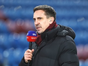 Neville věří Chelsea jako dlouho ne. Vidí ji v TOP 3, problémem je ale „všude možně“ pobíhající obrana