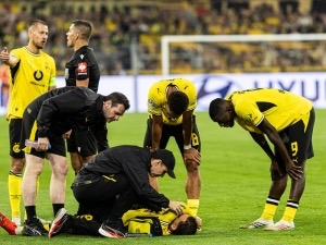 PictureAlliance / Icon Sport - Konstantinos Karetsas leží na hřišti v zápase Ligy Mistrů