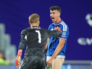 Talentovaný obránce v létě odmítl návrat do Realu Madrid. Como je schopné hvězdy udržet