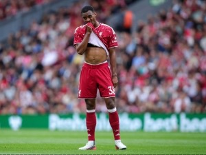 Liverpool se přidává k Chelsea v lednovém souboji o alternativu k Ryanu Gravenberchovi v hodnotě 100 milionů eur