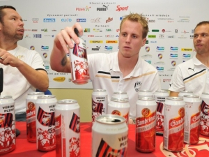 Plzeňský pozdrav Barceloně: město poslalo barcelonským hvězdám pivo