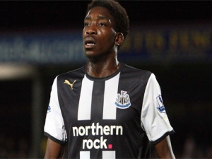 Ameobi a Fellaini dostali od svých klubů nové smlouvy