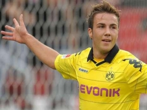 Arsenal bojuje s Dortmundem. O Maria Götzeho