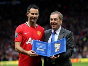 Rooney: Giggs by si zasloužil mít vlastní sochu