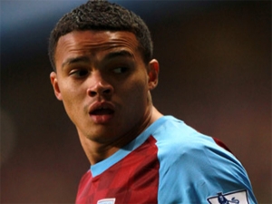 Záložník Aston Villy Jermaine Jenas bude chybět ve zbytku sezony