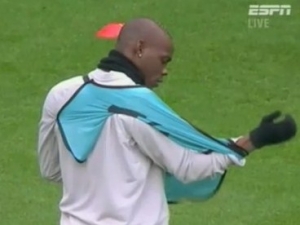 Fotbalové úsměvy roku 2011: Balotelliho neschopnost obléct si dres, herecký blázen Evra