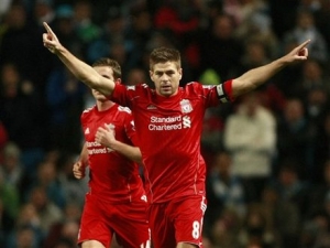 Dohrávka 26. kola PL: Navrátilec Gerrard smetl v derby hattrickem Everton 
