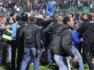 Masakr v Egyptě. Řádění fanoušků stálo život 73 lidí