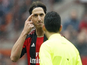 Souhrn 34. kola Serie A: AC Milán znovu ztratil, Juventus rozdrtil AS Řím a odskočil na tři body.