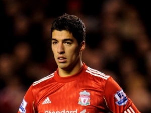 Suárez je ostudou pro Liverpool, řekl Ferguson poté, co odmítl podat ruku Evrovy 