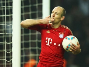 Lewandowski s Robbenem vyřídili Hannover, Dortmund opět prohrál