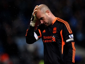 Nejhorší Liverpool za 58 let přináší frustraci: Reina dostal červenou, Carroll se šel schovat do šaten