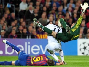 Barcelonský obránce Piqué je v pořádku, z nemocnice už ho propustili