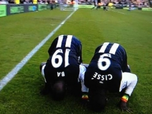 Souhrn 4. kola PL: Demba Ba zachránil Newcastle
