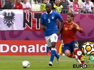EURO 2012: Jak Balotelli zapomněl, že na trávníku není sám