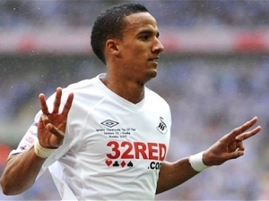 Manchester City by mohl získat druhou posilu, blízko odchodu ze Swansea je Sinclair