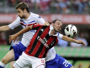 Pazzini hattrickem sestřelil Bolognu, Cassano se také trefil, ale Inter doma prohrál