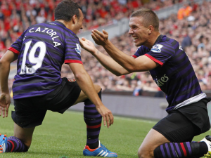 Arsenal dál bojuje o Ligu mistrů, Wigan sestupuje