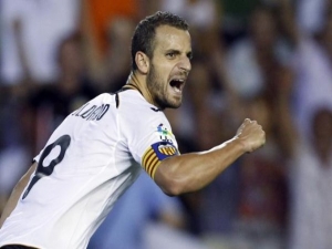Soldado zničil BATE, Barcelona v poslední minutě rozhodla o vítěztví a Manchester předvedl heroický výkon