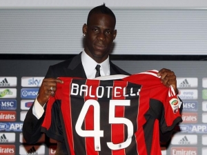 Balotelli skvostně vstoupil do Serie A, Interu posily nepomohly
