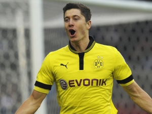 Díky Lewandowskiho hattricku Dortmund vysoko porazil Stuttgart a posunul se na první místo v tabulce