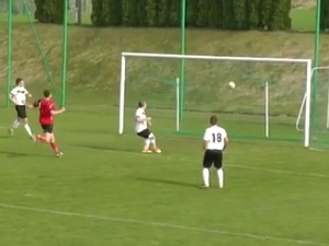 Jak nedat ve třech gól samotnému brankáři