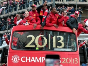 Manchester se zabarvil do červené, United slaví s fanoušky