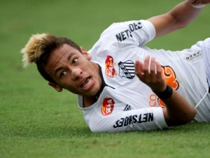 Neymar podepsal s Barcelonou