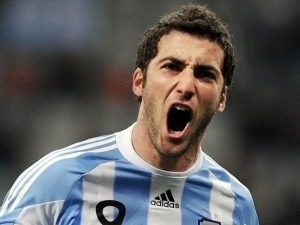 Arsenal vstoupil do aukce o Higuaína