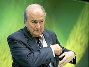 Blatter: Katar platí, ale hrát se bude v létě