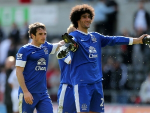 Everton odmítl nabídku 28 milionů liber za Fellainiho a Bainese