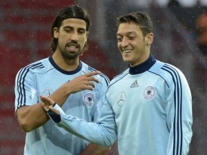 Özil s Arsenalem mají od Khediry plnou podporu v boji o titul