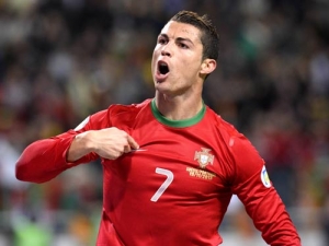 Ibrahimovič dal v odvetě Portugalsku dvě branky, ale v Brazílii přesto nebude. Ronaldo nastřílel hattrick