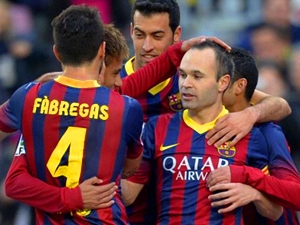 Barca vyhrála nad Granadou 4:0, Real dal dokonce ještě o gól více, ale Ronaldo zápas nedohrál