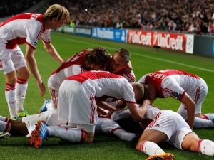Ajax zdolal Barcelonu, BVB se přiblížilo postupu, Chelsea znovu padla s Basilejí