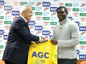 Teplice posílí mladý africký hráč Chukwuma, Jablonec angažoval Vrzala z Dukly
