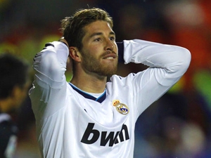 První žlutou Ramos neměl dostat, na Modriče se měla pískat penalta, zlobí se v Realu Madrid