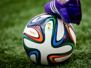 Pavel Nedvěd odhalil podobu oficiálního míče MS ve fotbale 2014, Horváth s Rajtoralem pestrobarevné kopačky