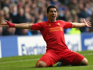 Souhrn 17. kola PL: Suárez poslal Liverpool do čela tabulky, zvítězily i kluby z Manchesteru